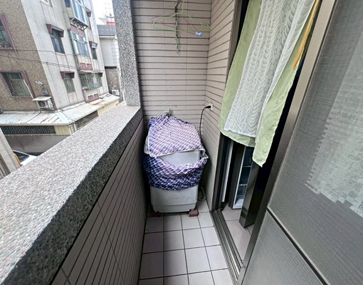 光華商圈陽台套房★獨立洗衣機★室內機車位 - Image 3
