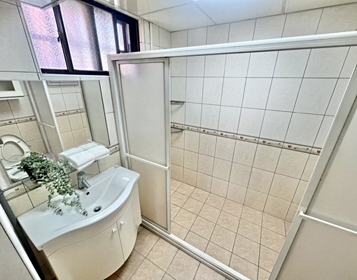 可租補戶籍報稅😍超大間套房大衣櫃大陽台大衛浴可貓審計新村 - Image 8