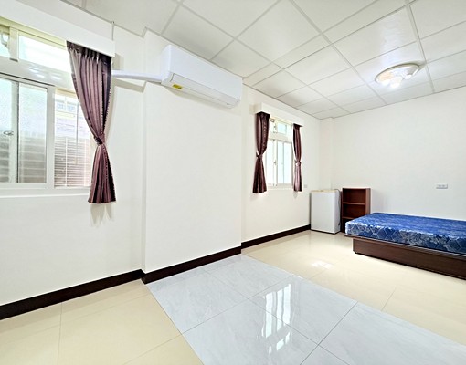 新莊站/小資首選/變頻冷氣/飲水機/投幣式洗衣機/採光大空間 - Image 1