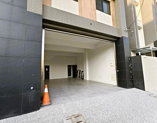 阿蓮中正全新金店面大面寬9米寬38.5坪 - Image 1