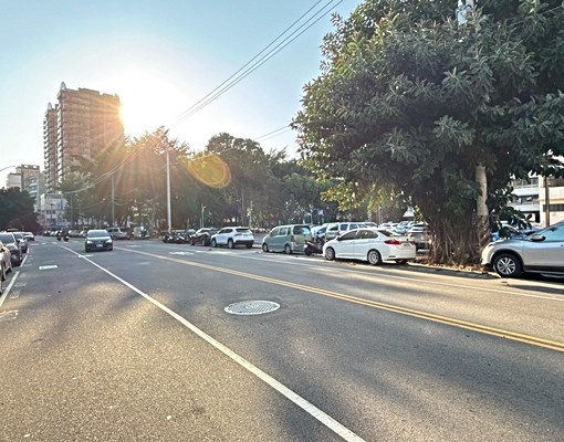 逢甲路公園旁電梯套房共洗獨曬含水網路電5元室內機車位多間可選 - Image 1