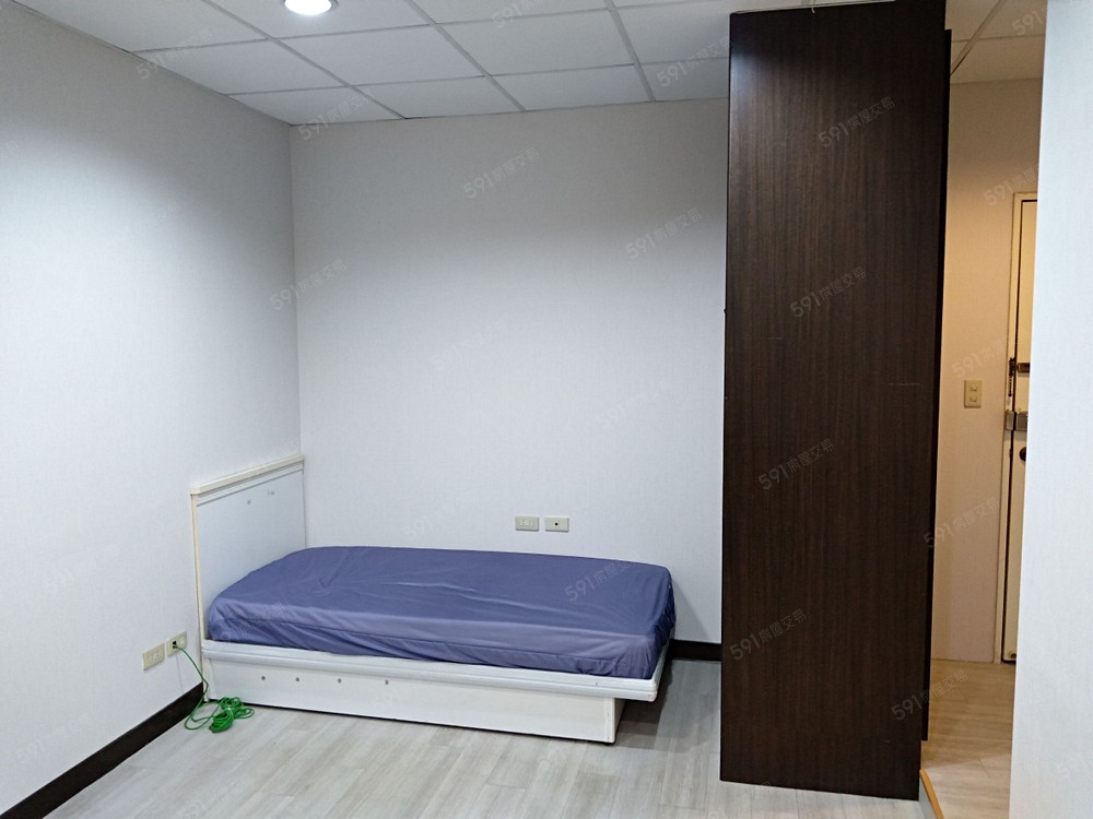 單人床、衣櫃、書櫃