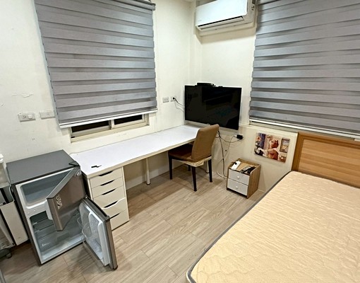 三重😳租補報稅~對外窗採光通風~密碼鎖免爬高家具齊全 - Image 1