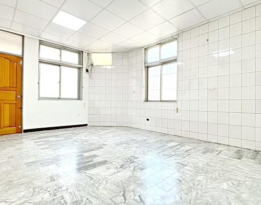 近大港國小-巷內透天❤全新整理-明亮空屋大4房❤可租屋補助 - Image 4