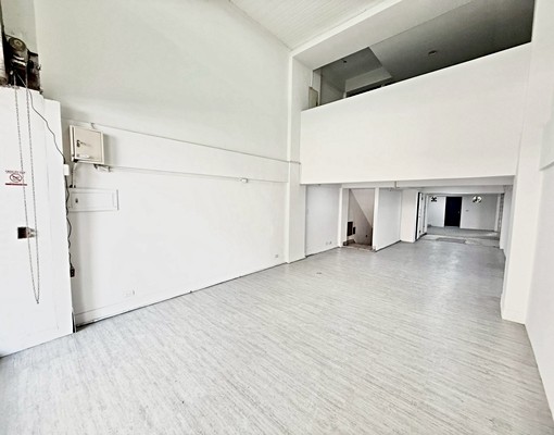 超大3層店面😍汽車可以停騎樓下地點佳交通便利適合辦公室診 - Image 1