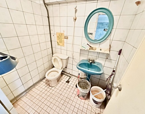 超大3層店面😍汽車可以停騎樓下地點佳交通便利適合辦公室診 - Image 9