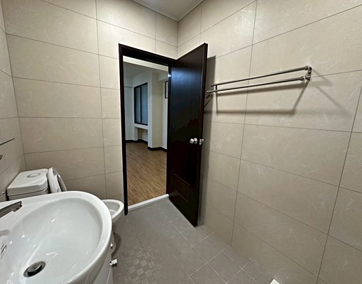 文心中清捷運旁|大四房大空間臨路一樓公寓|可店面可營登 - Image 6