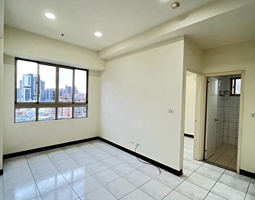 小薇租屋🍒全新裝修電梯空屋兩房🍒可租補/自住/辦公營登 - Image 1