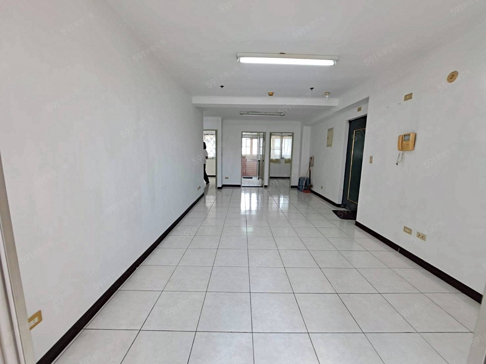 室內空間寬敞明亮