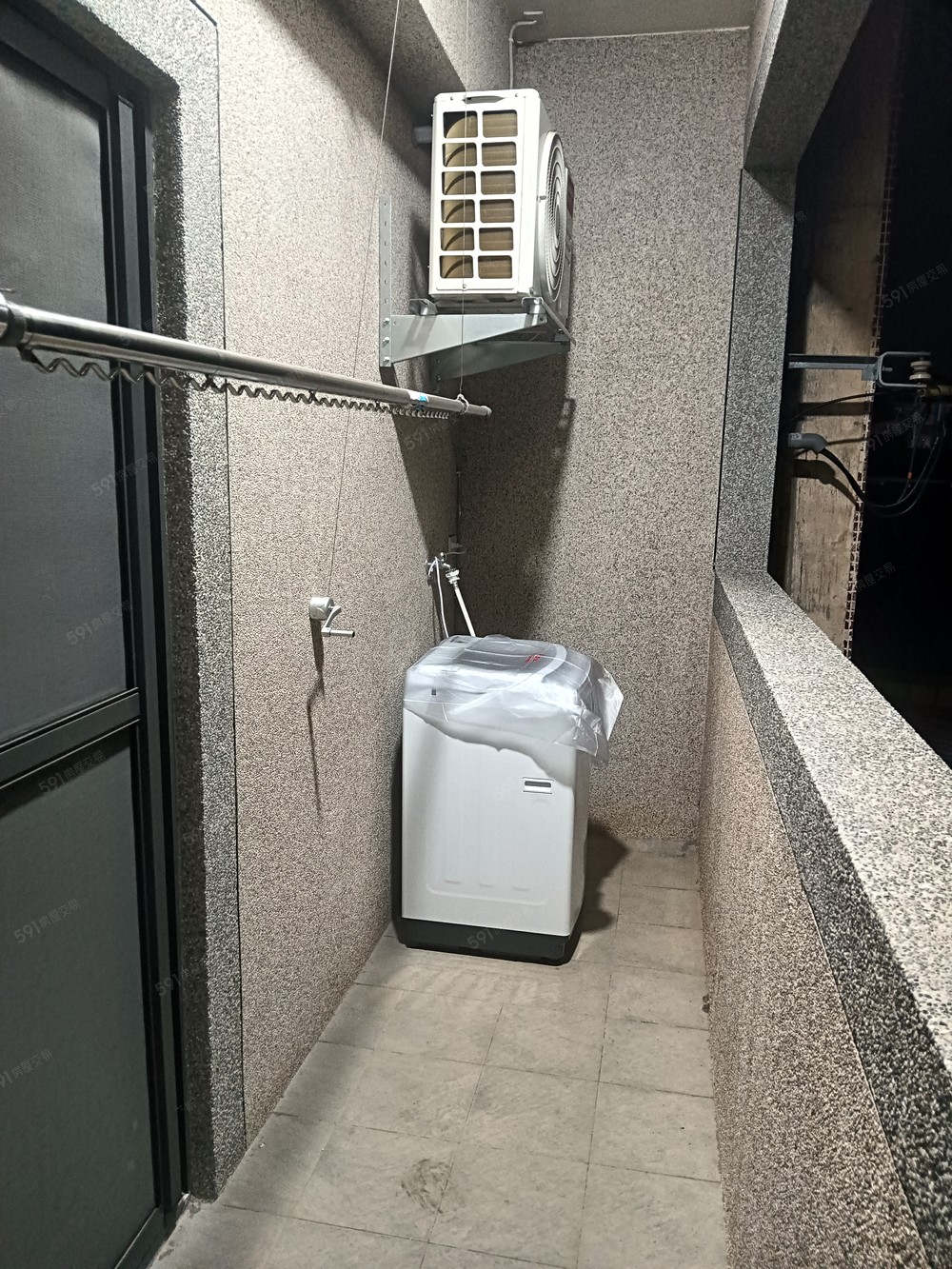 超大陽台、備有洗衣機+曬衣桿 !