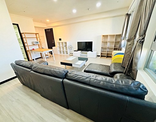 文心中清捷運站💫電梯2+1房💫可租補含管含車可寵家電全配 - Image 1