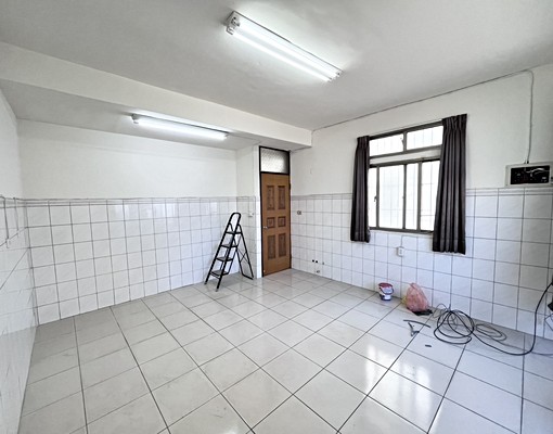 潭子大馬路邊間5房透天💎可店面住家合一👍平車交通便利 - Image 5