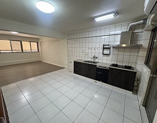 縣府商圈美樓中樓三房含車位家具可另談 - Image 1