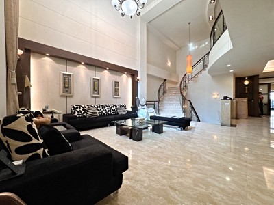 南屯五期｜土地破百坪大面寬✨可住辦7房車庫別墅