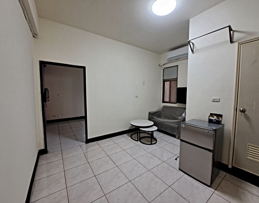 V..可雙租補..有獨立大陽台.一房一廳大空間.全配 - Image 2