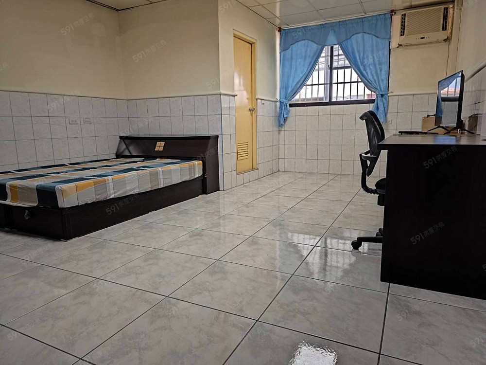 房間有對外大窗