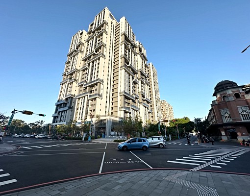 台中南區好房!東區-湖濱城精裝2房,全新交屋,家具電全含 - Image 2