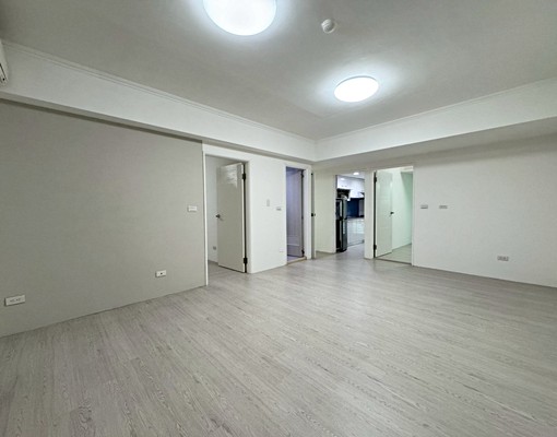 大墩國中小三房車位露臺戶，可租補入戶籍，租金含管理費，價可議 - Image 1