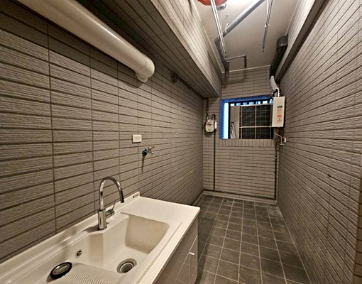 五泰可租補~免仲介費~協和豐馥全新大三房車~可寵物 - Image 5