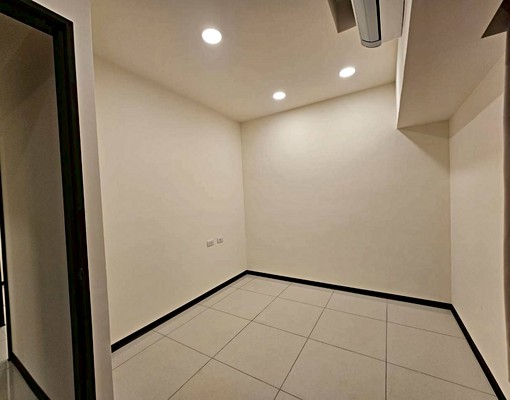 五泰可租補~免仲介費~協和豐馥全新大三房車~可寵物 - Image 9