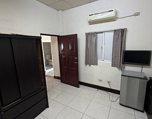 高雄楠梓區獨立套房,全新傢俱及地板,機車停車方便,稀有釋出 - Image 1