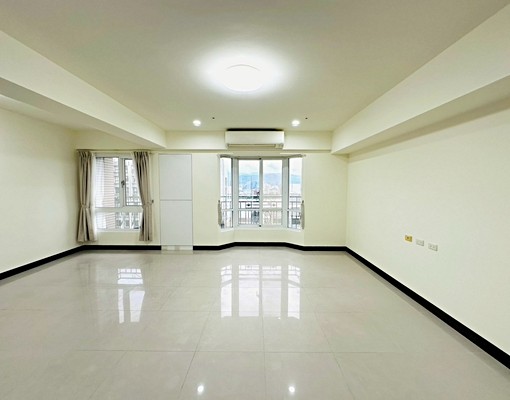 重劃區高樓河景大三房車~租金含管理費與車位 - Image 1