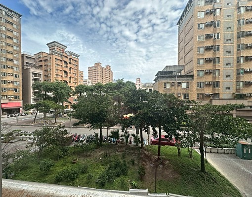 媛媛推薦✨龍安商圈三房車租金含管理費✨宏國真愛 - Image 1