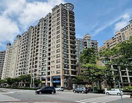 亞灣夢時代八米六面寬1+夾+平車大坪數店住 - Image 1