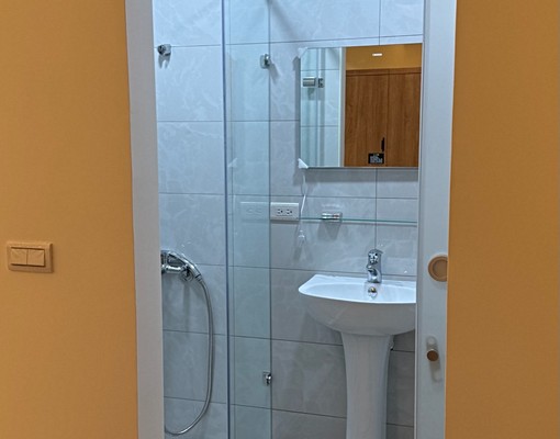 全新裝潢,ㄧ房一廳,可當工作室 - Image 5