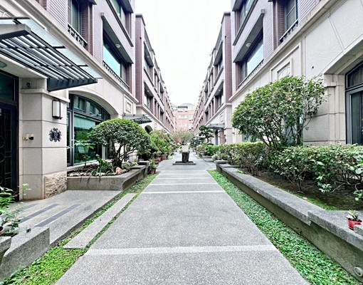 南屯五星級🌟豪宅別墅🉑營登報稅#住辦#停4車#附三溫暖 - Image 1