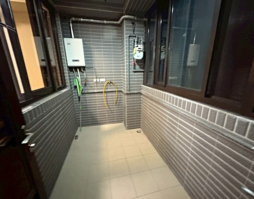 板橋🏠正兩房大空間/採光通風獨立陽台/包裹垃圾代收/台水電 - Image 9