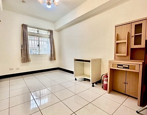 【稀有三房🔥經國路旁機能超強✨含管含車位可租補💕 - Image 3