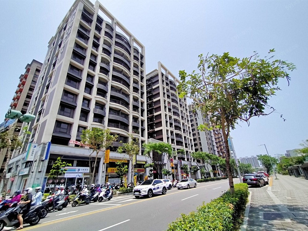 最金貴蛋黃區,萬坪公園,輕軌,家樂福商圈旁,頂天立地2房 - Image 1