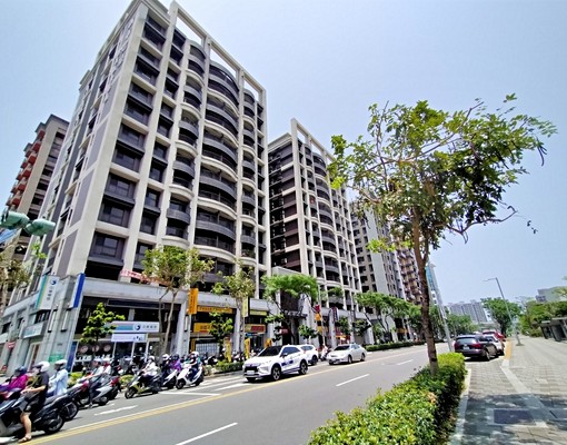 最金貴蛋黃區,萬坪公園,輕軌,家樂福商圈旁,頂天立地2房 - Image 2