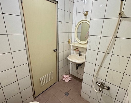 飯店式管理~垃圾集中~大套房有陽台~可申請租金補助 - Image 3