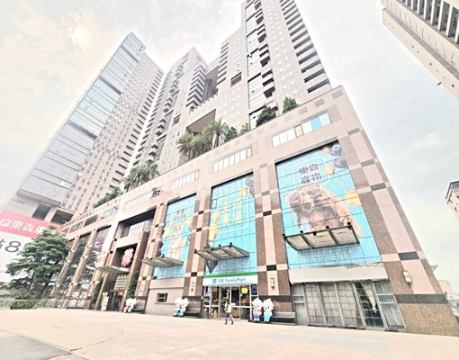 天空之城~美妝套房~一房一廳~捷運正對面 - Image 1