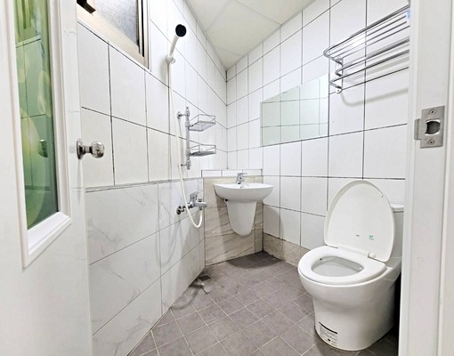 徐匯捷運一樓簡約套房有窗基本家電家具(床墊可談) - Image 4