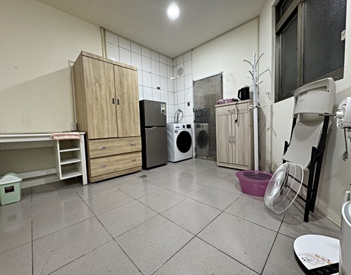 徐匯捷運一樓簡約套房有窗基本家電家具(床墊可談) - Image 3