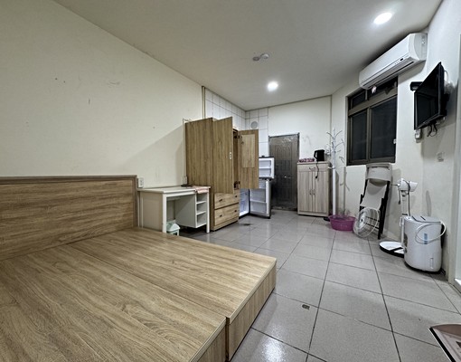 徐匯捷運一樓簡約套房有窗基本家電家具(床墊可談) - Image 1