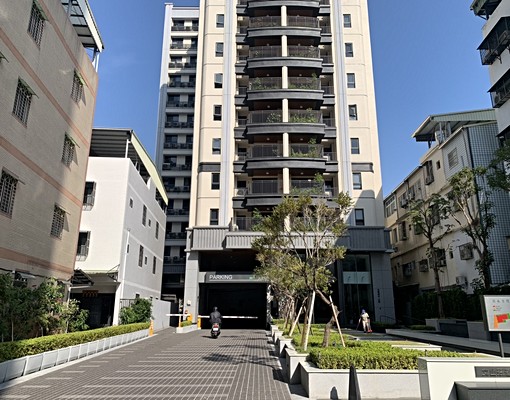 近文山特區全新電梯三房平面車位附家具電可立即入住 - Image 1