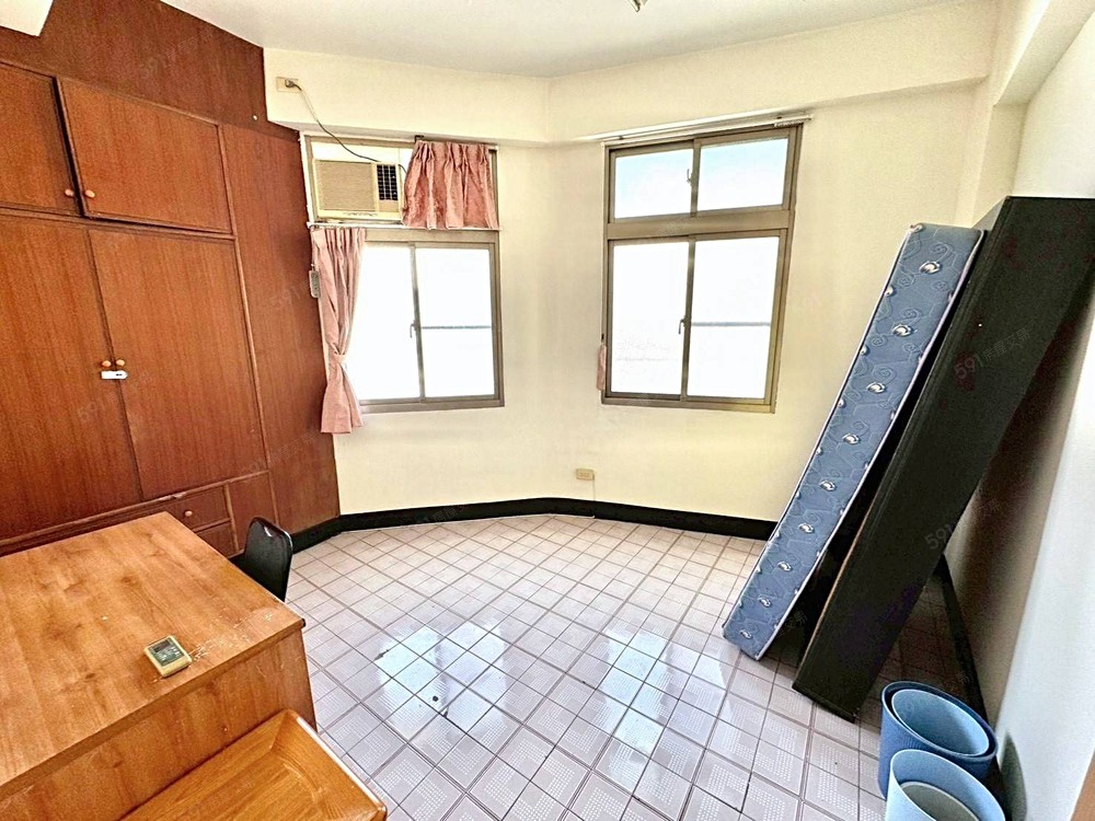 房間2號有窗戶 物品應有盡有