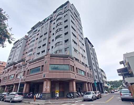 東區台中風景線大樓大露台3房2衛+平車2.2萬面樂成公園 - Image 1