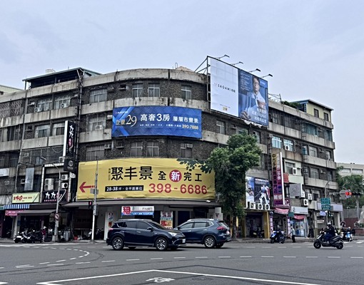 租💎周卓玲⭐建工商圈3角窗金店面美美的不用裝潢 - Image 2