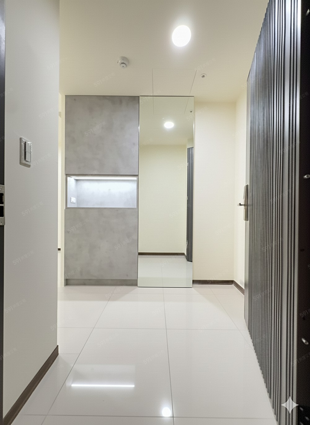 開門玄關(鞋櫃、大面全身鏡、可充電置物平台)