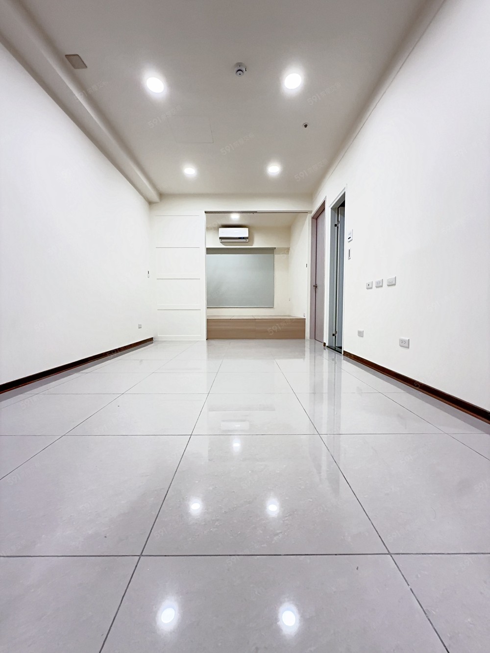 客廳(L型沙發、可變高變大茶几、電視櫃、電視)