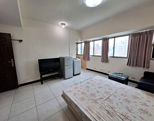 三重國小捷運6分。全日保全。电梯12坪大套房。採光棒 - Image 2