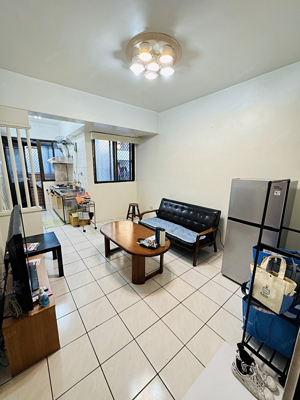 客廳vs開放式廚房
(42吋液晶電視+東元雙門冰箱)