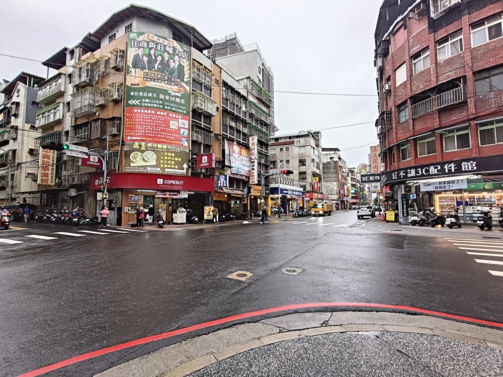 樓下全聯很近 周邊銅板飲食林立
