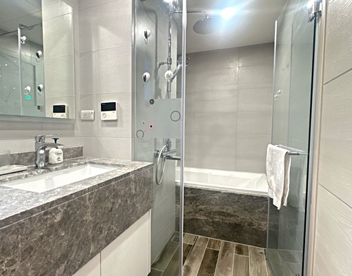 台北中正博愛特區,近西門町在中山堂正對面,鬧中取靜精品住宅. - Image 14