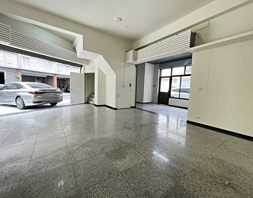 文心櫻花重慶商圈/巷內三角窗大店面1~2樓三房/可營登停三車 - Image 3